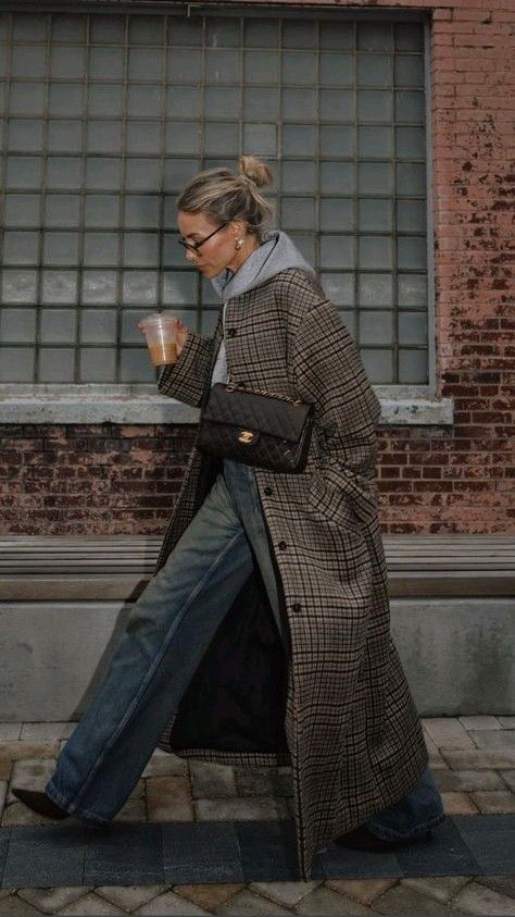 20 Weekend Fall Outfit Ideas That Will Make You the Style Icon of Your Crew! - Oversized Hoodie and Joggers 1