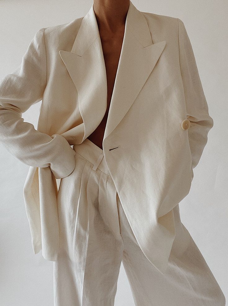 20 Fall Oversized Blazer Outfit Looks You'll Love - Statement Accessories 1