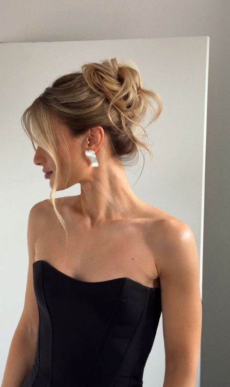 20 Messy Updo Hairstyles For Summer That Are Effortlessly Chic! - Chic Half-Up, Half-Down 1