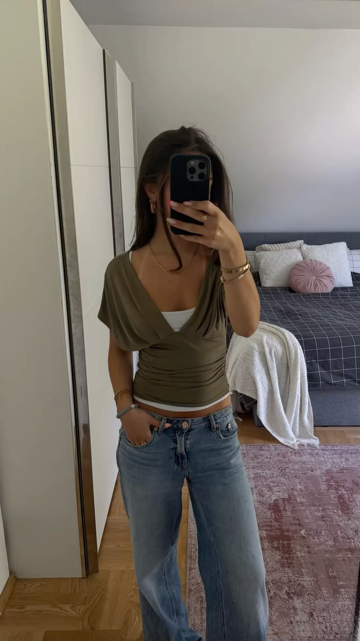 20 Fall Outfits for Hot Weather That Keep You Cool Without Losing Your Autumn Style - The Easy Rule for Staying Cool in Fall Style 1