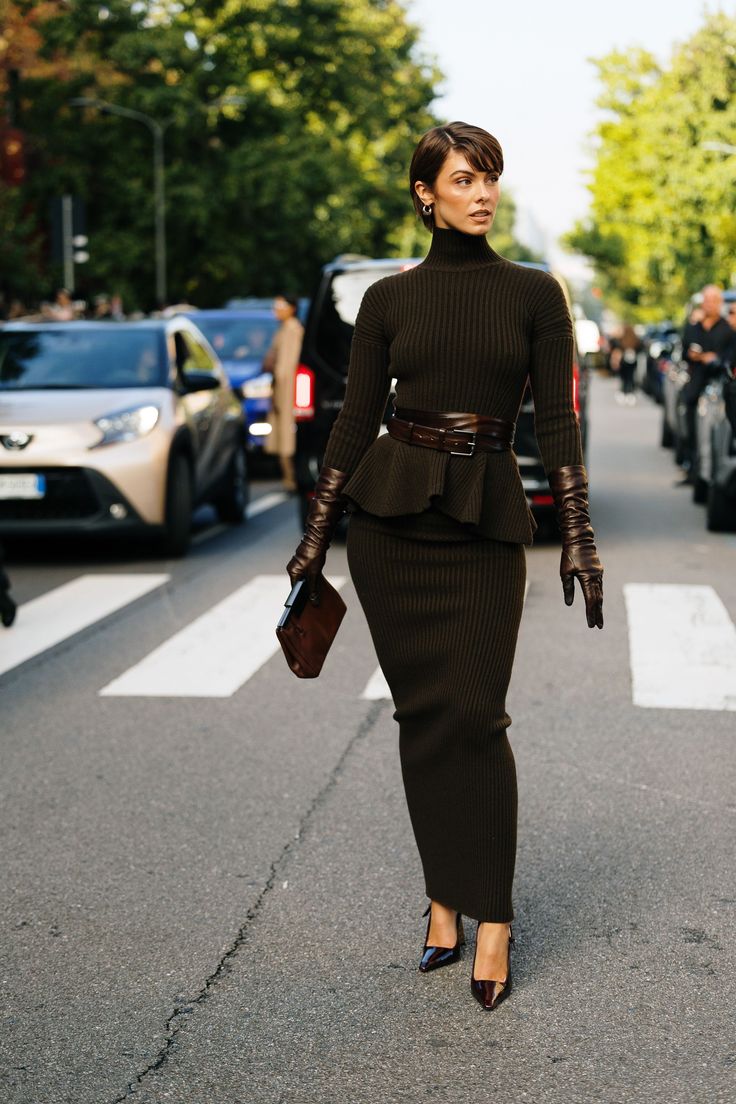 20 Milan Street Style Looks That Prove Italian Women Own Fall Fashion - 1. The Espresso Knit Dress with a Sculpted Waist 1