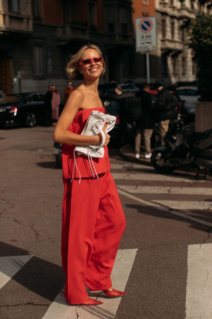 20 Milan Street Style Looks That Prove Italian Women Own Fall Fashion - 18. Head-to-Toe Red with a White Utility Bag 1