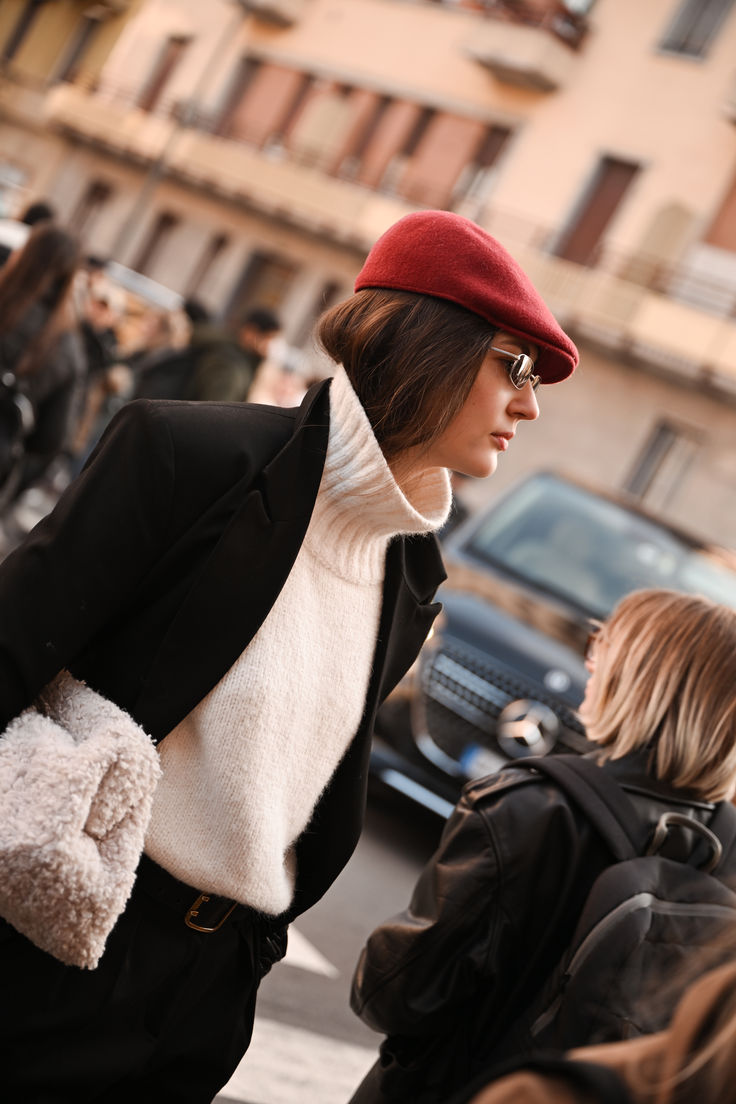 20 Milan Street Style Looks That Prove Italian Women Own Fall Fashion - 5. A Red Beret for the Black-and-Cream Uniform 1