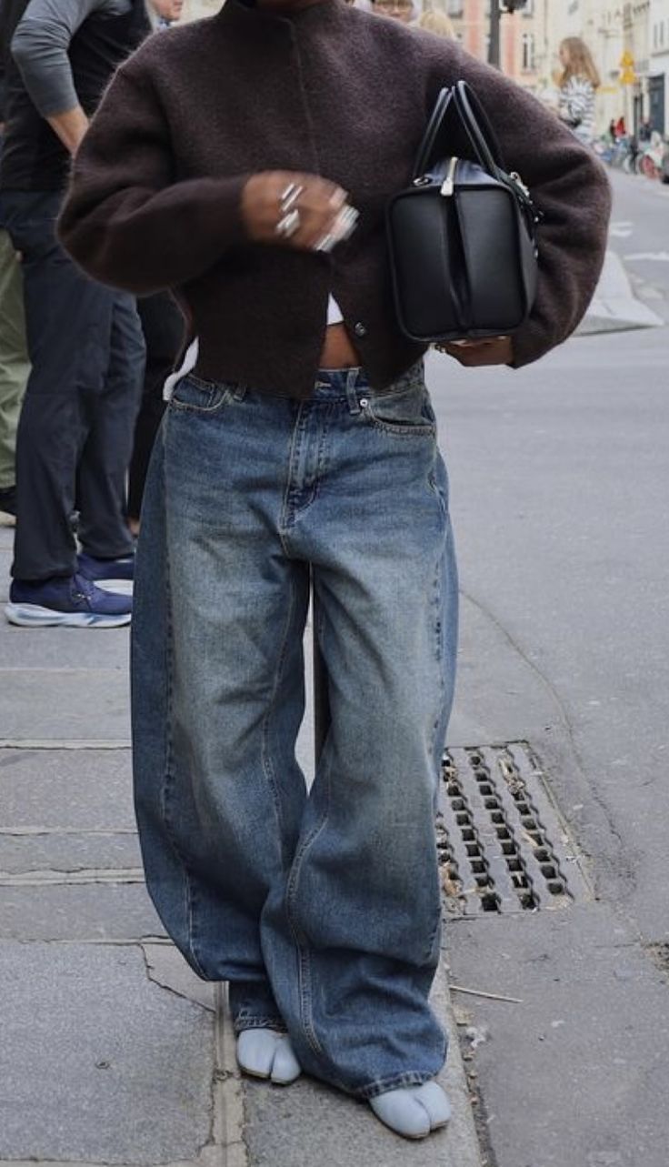 20 Winter Street Style Outfits That Look Effortlessly Cool (Even on the Coldest Days!) - 15. Chocolate Sweater and Extra-Wide Denim 1