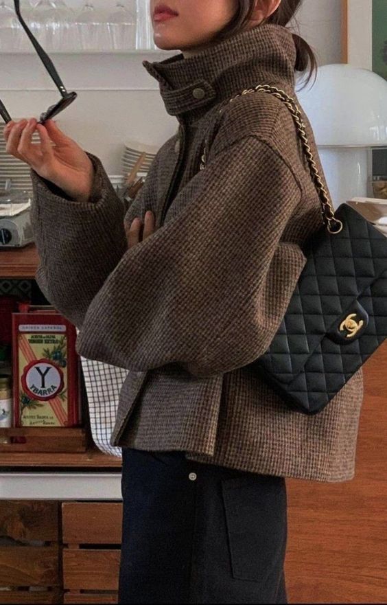 20 Winter Street Style Outfits That Look Effortlessly Cool (Even on the Coldest Days!) - 18. Herringbone Short Coat with a Quilted Bag 1
