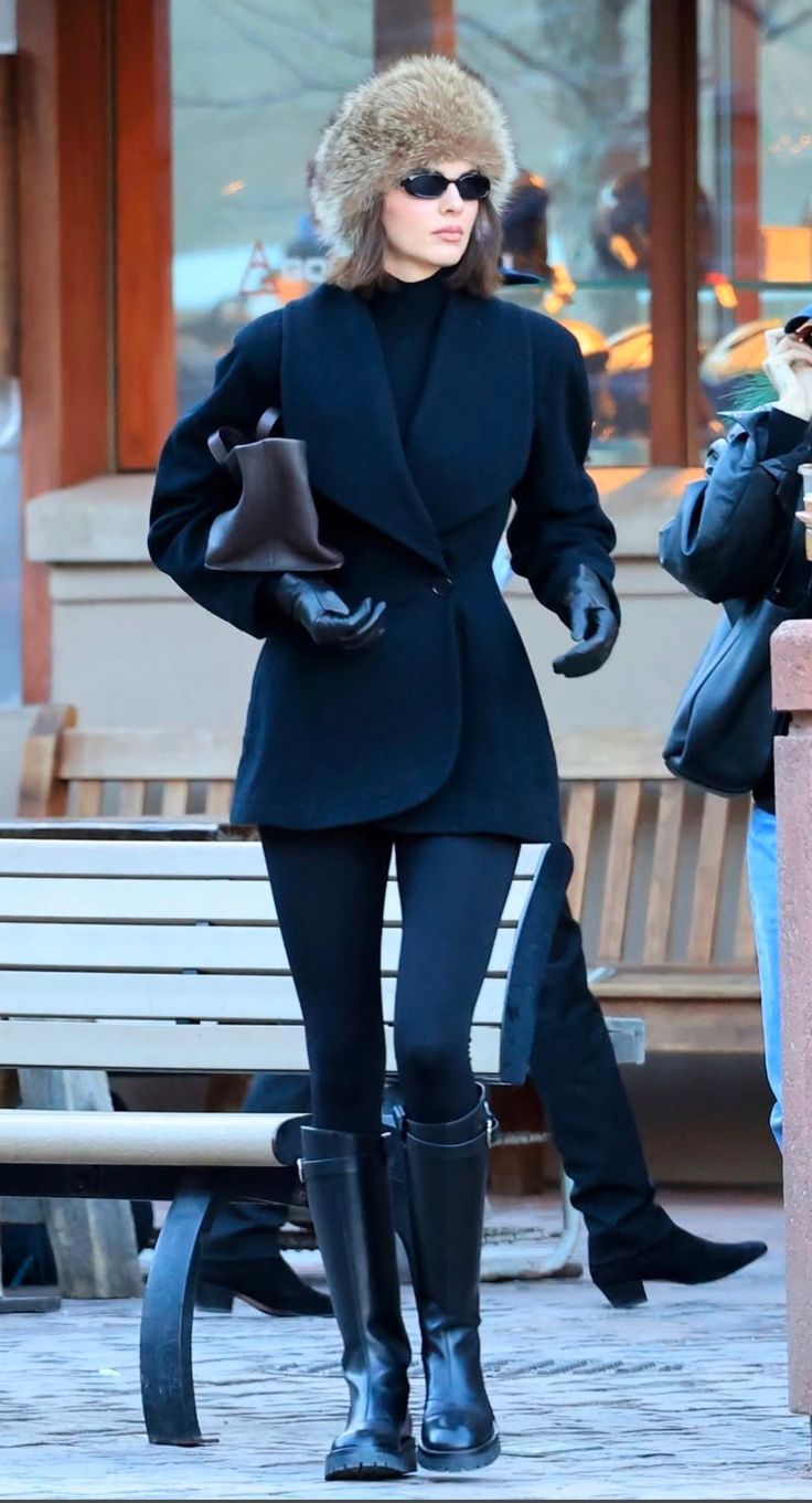 20 Luxury Winter Street Style Outfits That Look Straight Out of a Fashion Editorial - 15. The Fur Hat and Sharp Navy Mini Coat 1
