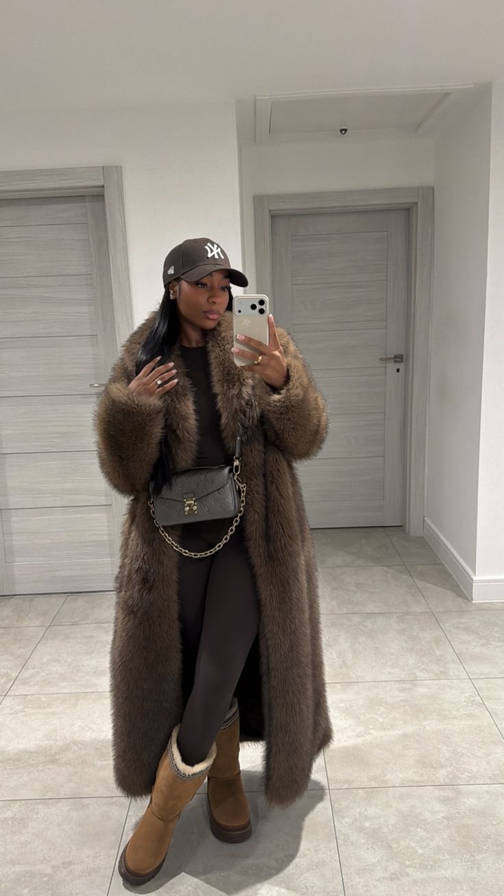 20 Luxury Winter Street Style Outfits That Look Straight Out of a Fashion Editorial - 6. Chocolate Faux Fur with Everyday Boots 1