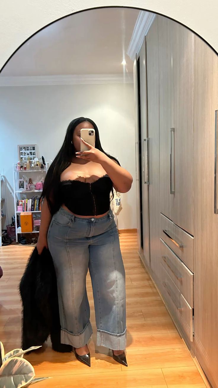 20 Plus-Size Winter Club Outfits That Bring the Heat (Even on the Coldest Nights!) - 17. Corset, Wide Jeans, and a Soft Faux-Fur Coat 1